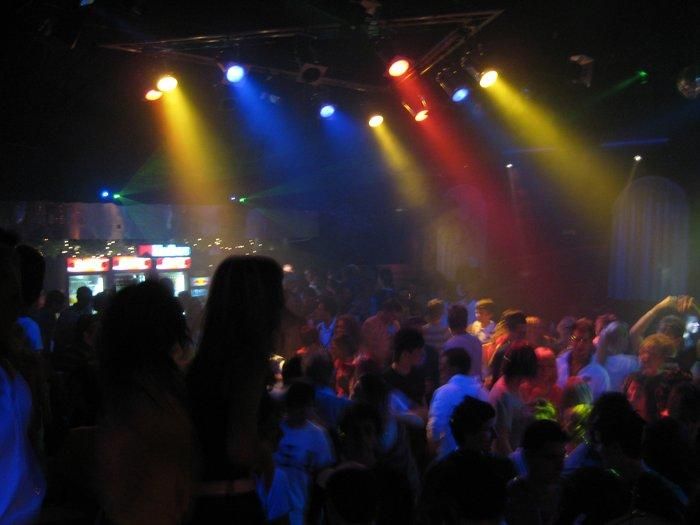 obrázek: Zatímco tančila, přišla o kabelku