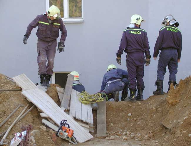 obrázek: Mladík se zabil při nárazu do zdi v Kozojedech