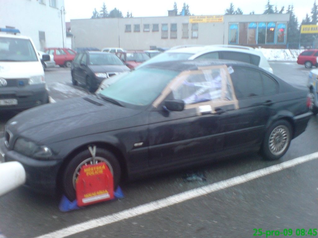 obrázek: Zloděj v Horní Bříze usnul ve vykrádaném autě