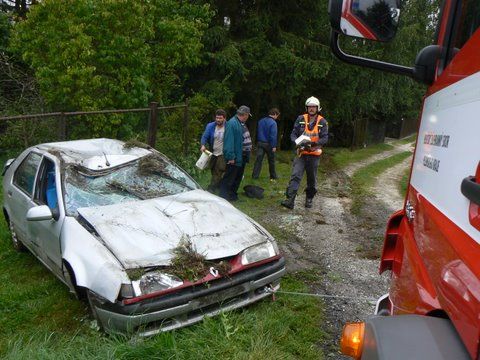 obrázek: Auto projelo v Horažďovicích plotem a skončilo v zahradě