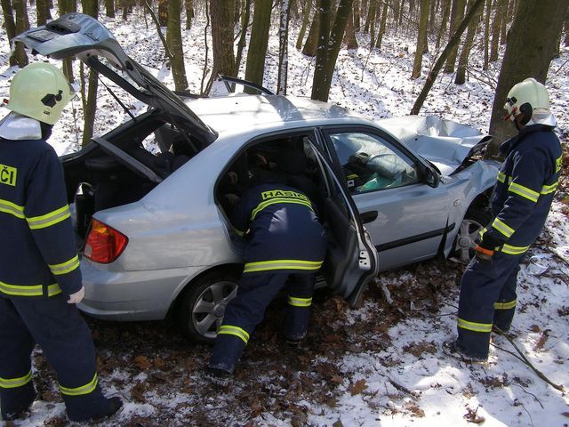 obrázek: Auto se u Vodního Újezda zastavilo o strom
