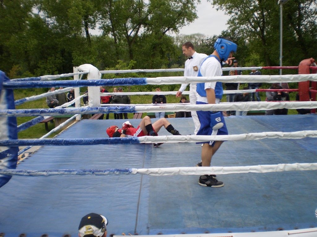 obrázek: Boxer STARU Plzeň Strnádek zvítězil pod širým nebem KO