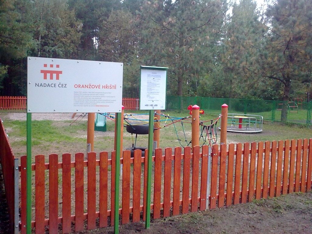 obrázek: Děti z Horní Břízy se radují ze dvou nových hřišť 