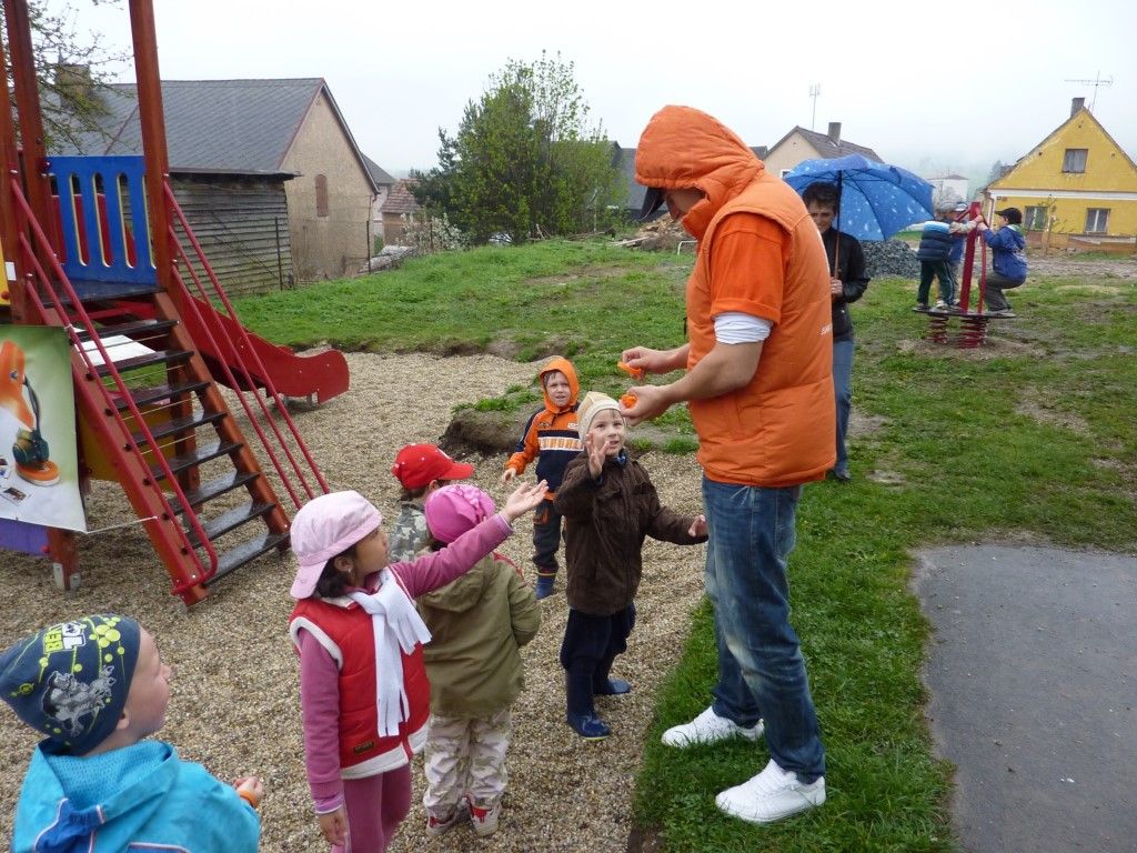 obrázek: Díky vzpouře maminek z Bělé mají tamní děti hřiště navíc 