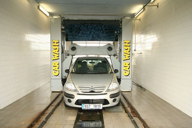 obrázek: Do myček v Plzni jezdí podvodníci, fingují poškrábaný lak