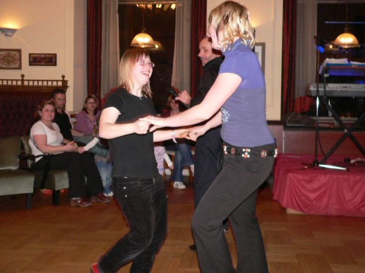 obrázek: Handicapovaní mladí lidé se učili tančit