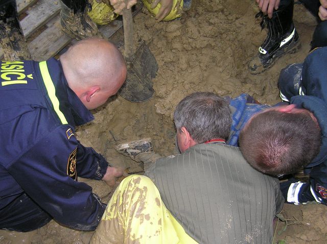 obrázek: Hasiči zachránili chlapce zapadlého v jílu u Tlučné