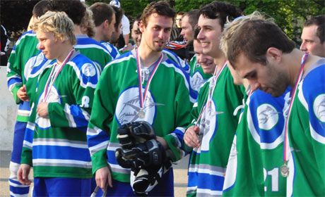 obrázek: Hokejbalisté Plzně ve finále padli, jsou stříbrní