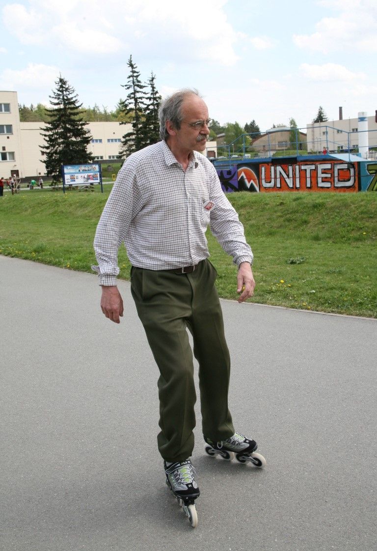 obrázek: Jaroslav Lobkowicz se v 67 letech předvedl na in-linech