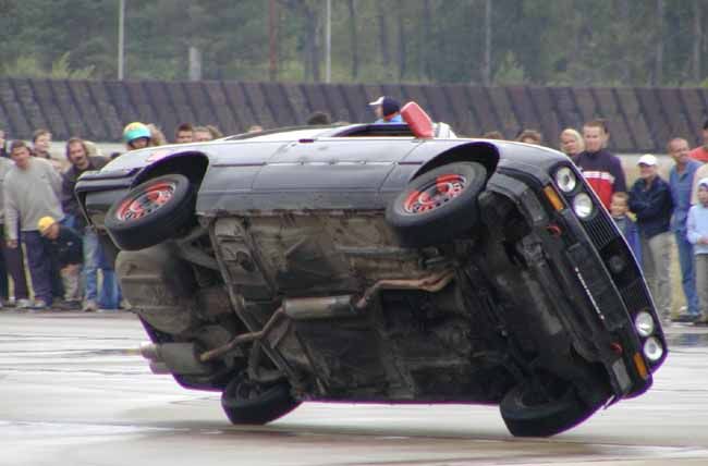 obrázek: Mladíci si půjčili auto, několikrát s ním na letišti bourali