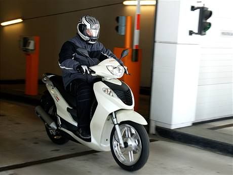 obrázek: Kličkovaná na skútrech ohrožuje v Plzni řidiče