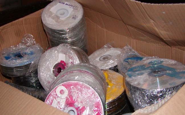 obrázek: Policisté stíhají Vietnamce, který prodával padělky CD a DVD