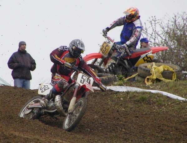 S autem se dřevem vjel u Stříbra na motokrosovou trať, zranil malého motocyklistu