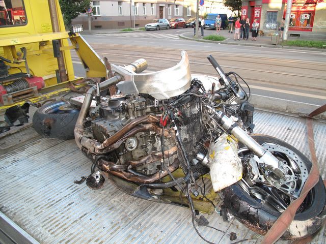 obrázek: Motorkář boural na Klatovské s autobusem, střet nepřežil