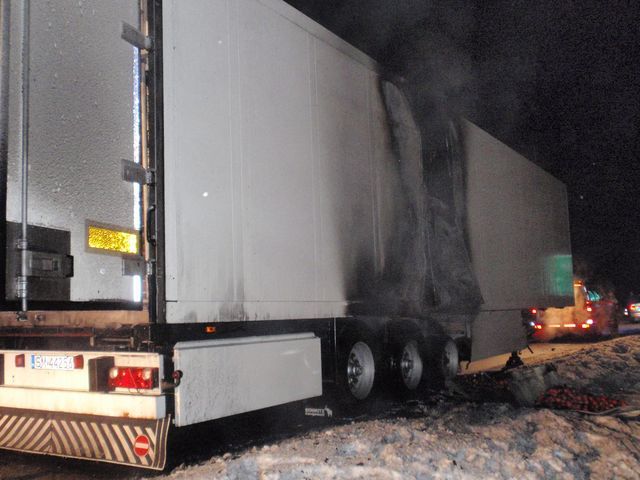 obrázek: Na dálnici u Mýta hořel kamion s rajčaty