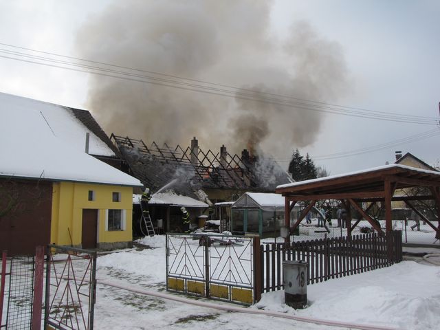obrázek: Plameny spolykaly v obci Spůle střechu domu 