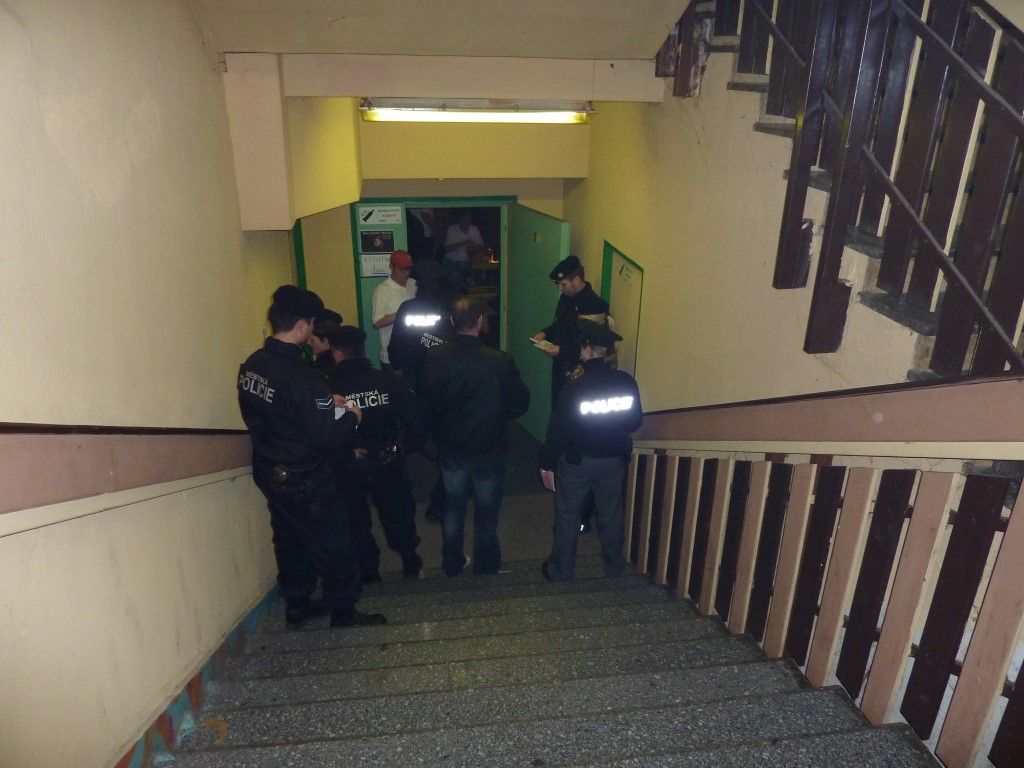 obrázek: Policisté kontrolovali, jestli na Vinicích nepije mládež