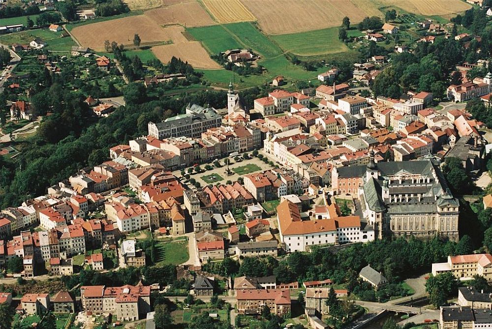 obrázek: Policisté kontrolovali průjezd kamionů Broumovem 