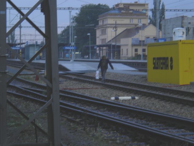 obrázek: Policisté při akci hlídali kolejiště nádraží v Rokycanech