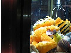 obrázek: Před obchodem na Slovanech ukradli automat na hračky