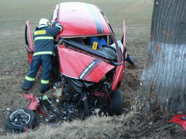 obrázek: Řidič u Hradešic nepřežil náraz do stromu