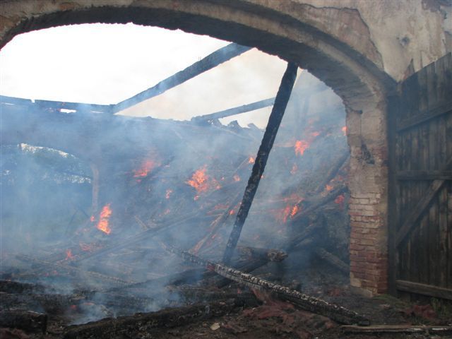 obrázek: Shořela stodola v Kunějovicích, škoda 370 tisíc