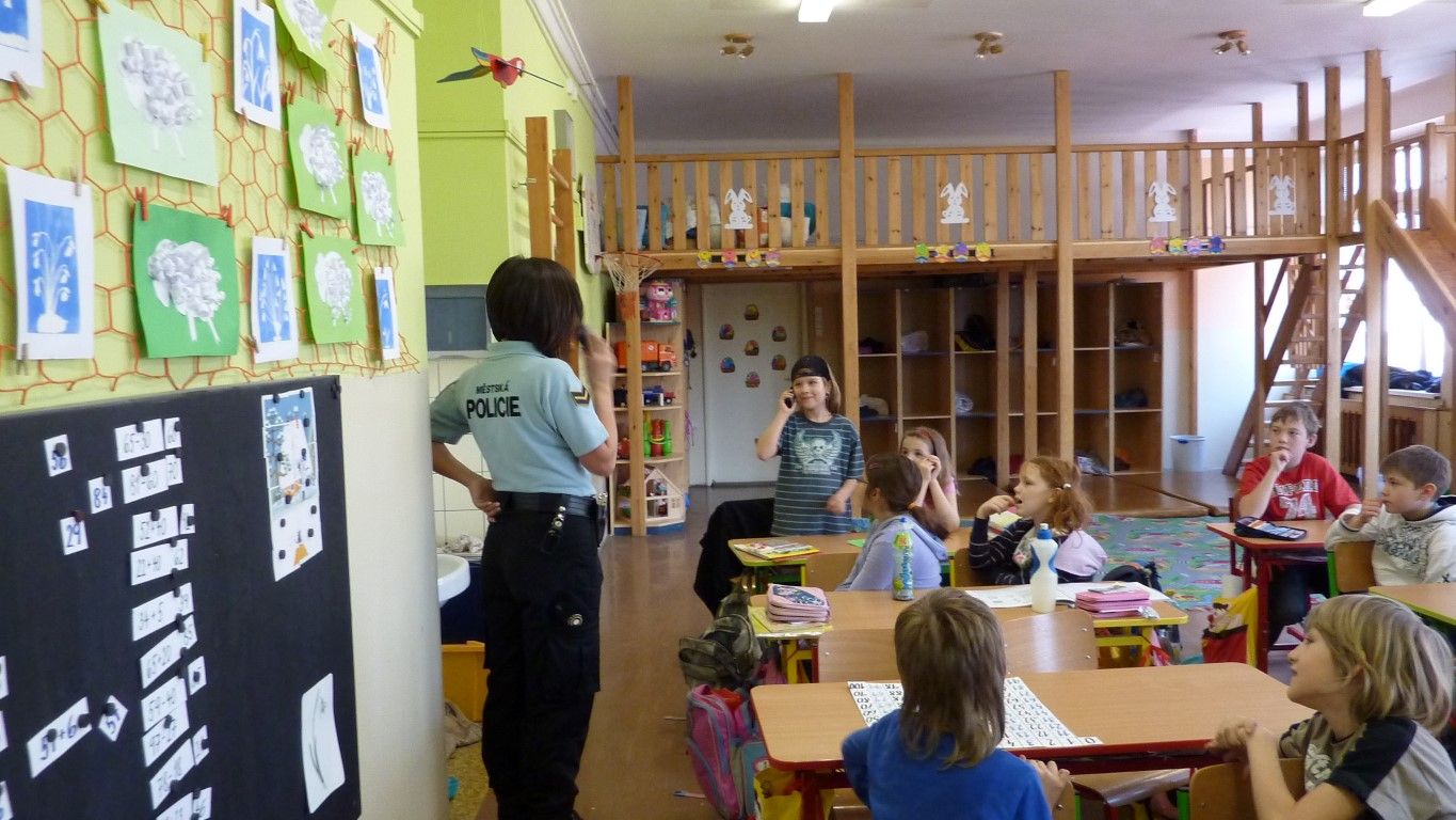 obrázek: Strážníci besedovali s dětmi o setkání s cizím člověkem 