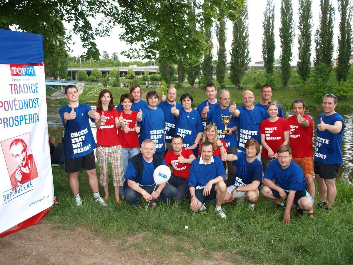 obrázek: TOP 09 zvítězila v závodě dračích lodí mezi politiky