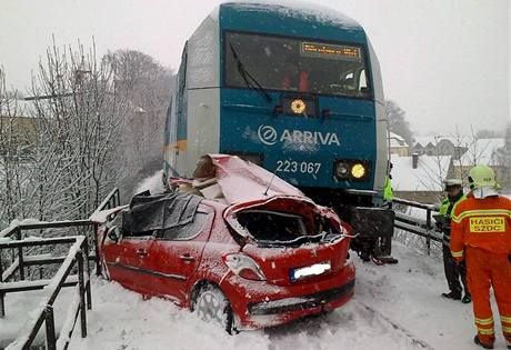 obrázek: U Stoda srazil vlak auto, tlačil ho 500 metrů. Řidič zemřel