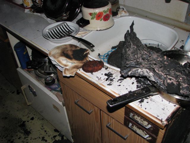 obrázek: V Lobzích hořel byt, záchranka odvezla zraněného