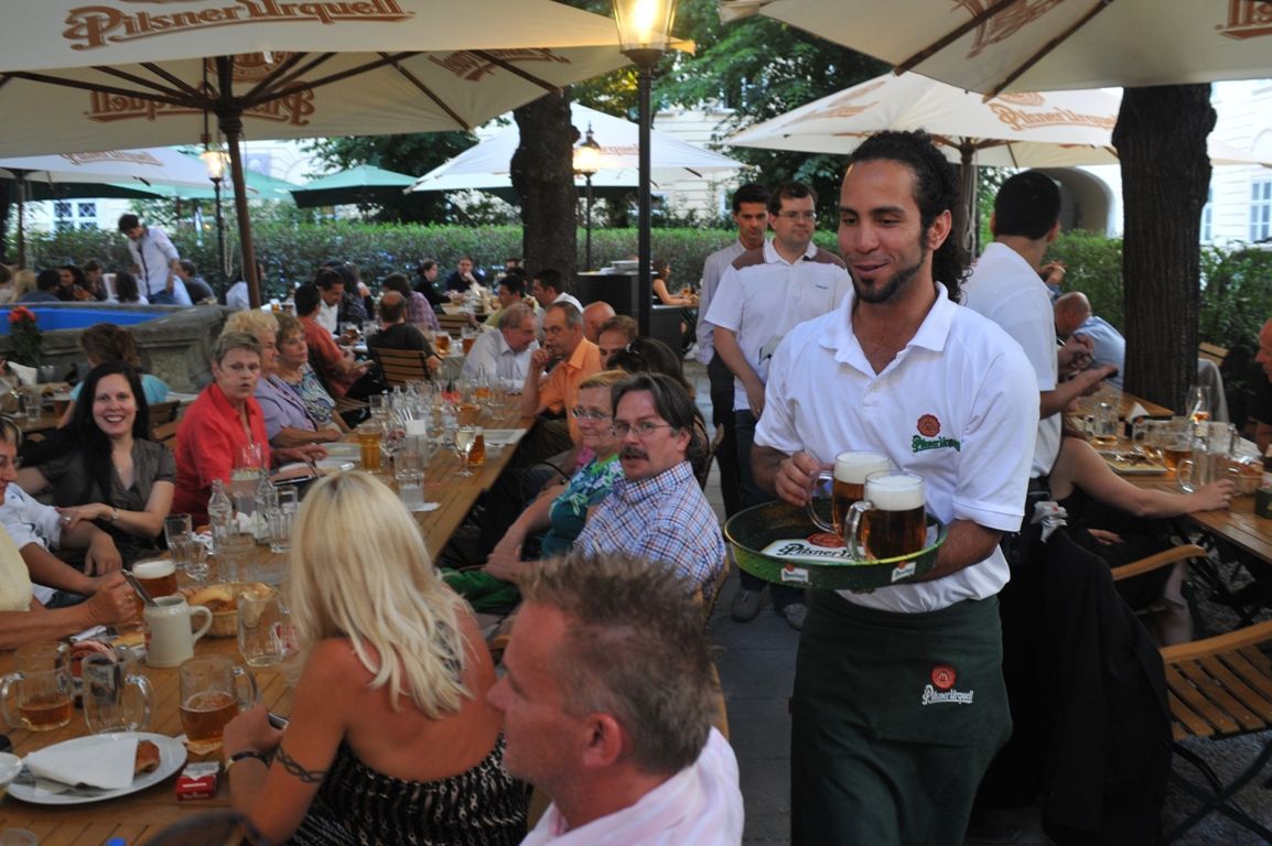 obrázek: V nejhezčí zahradní restauraci v Rakousku čepují Plzeň z tanku