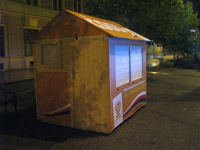 obrázek: V Plzni v noci shořel stánek ČSSD