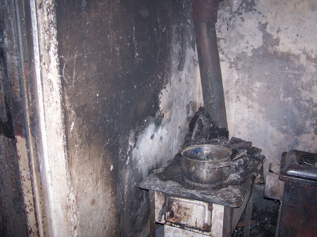 obrázek: V rodinném domě v Kařezu hořelo, tři lidé se zranili