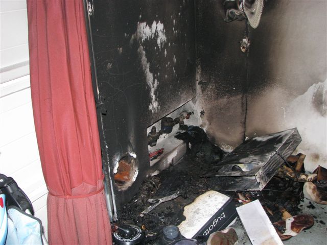 obrázek: V Třemošné rozehřívali potrubí, shořela jim garáž