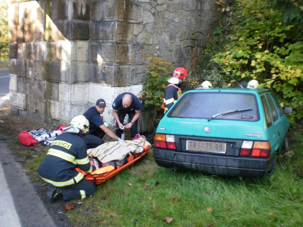 obrázek: V Železné Rudě bouralo auto. Řidiče odvezl vrtulník