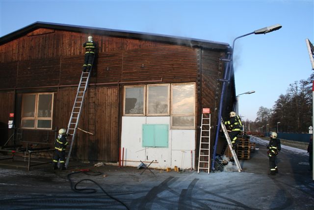 obrázek: Z hořící haly v Domažlicích evakuovali třicet lidí