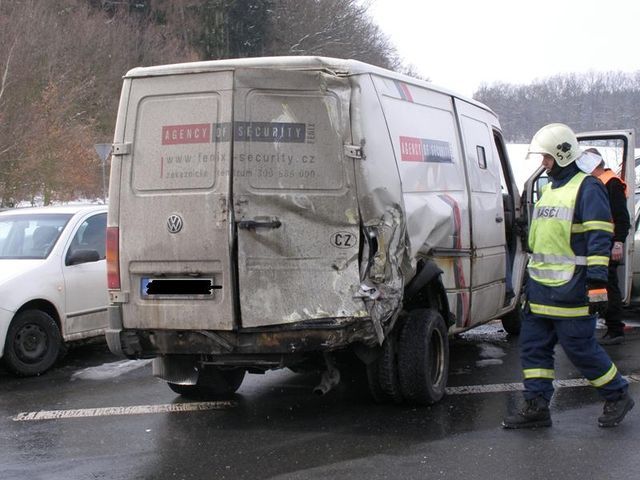 obrázek: Z nehody u Seče odvezli tři zraněné 