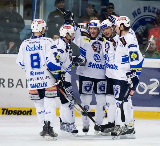 obrázek: Za pultem se objeví trenér Razým a gólman Mazanec