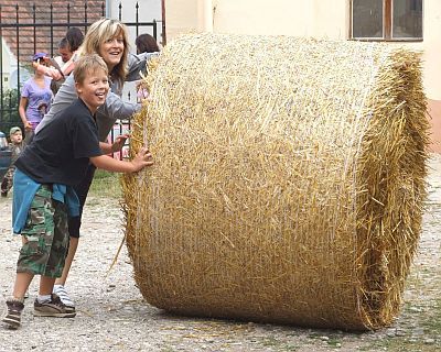 obrázek: Změřte své síly v soutěži válení balíků!