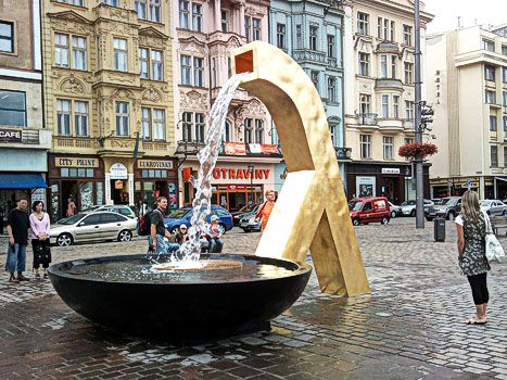 obrázek: Výtržník znečistil kašnu na plzeňském náměstí Republiky