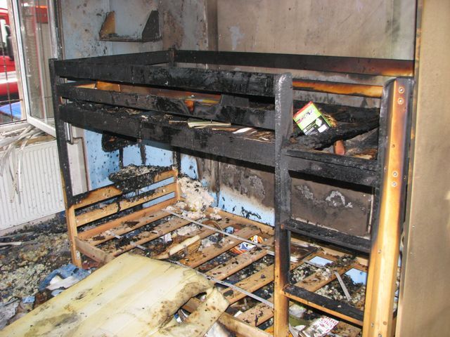 obrázek: Batole si zapálilo v Plzni pokoj, s matkou ho zachránili hasiči