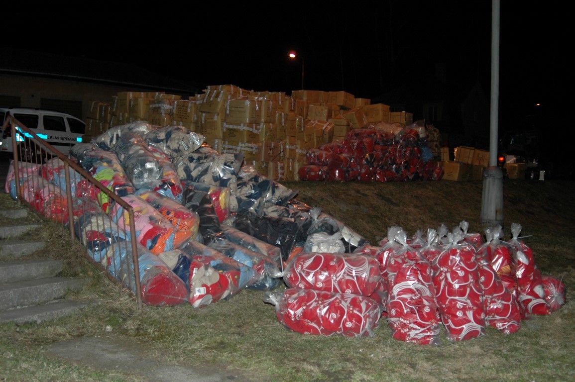 obrázek: Celníci našli v bývalých kasárnách sklad nelegálního zboží