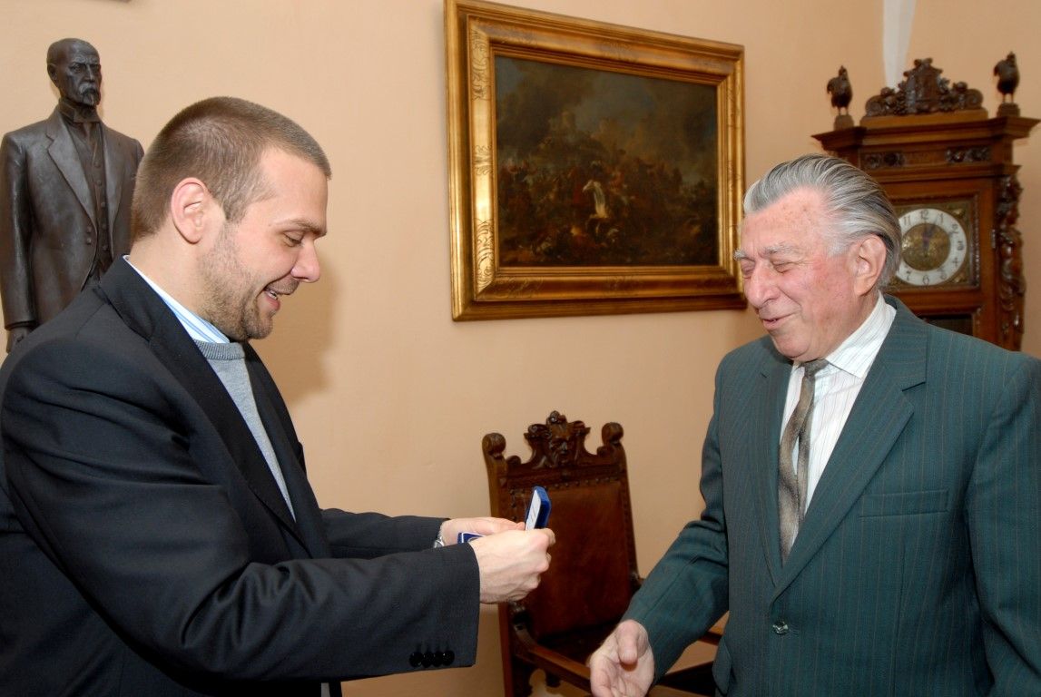obrázek: Čerstvého osmdesátníka, literárního historika Jiráska přijal primátor