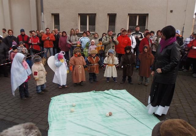 obrázek: Děti vyráběly svíčky a zdobily stromeček