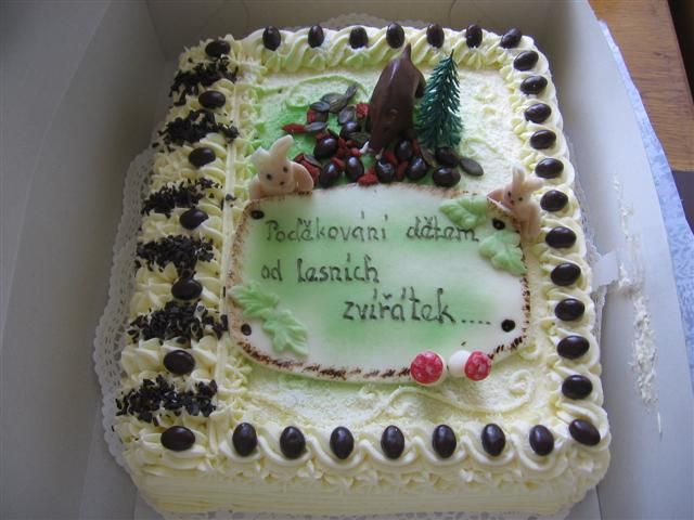 obrázek: Dobřívské děti myslí zvířata, dostaly dort od myslivců