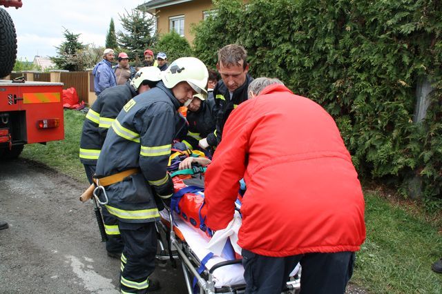 obrázek: Hasiči zachránili v Sekyřanech zraněné dělníky z lešení