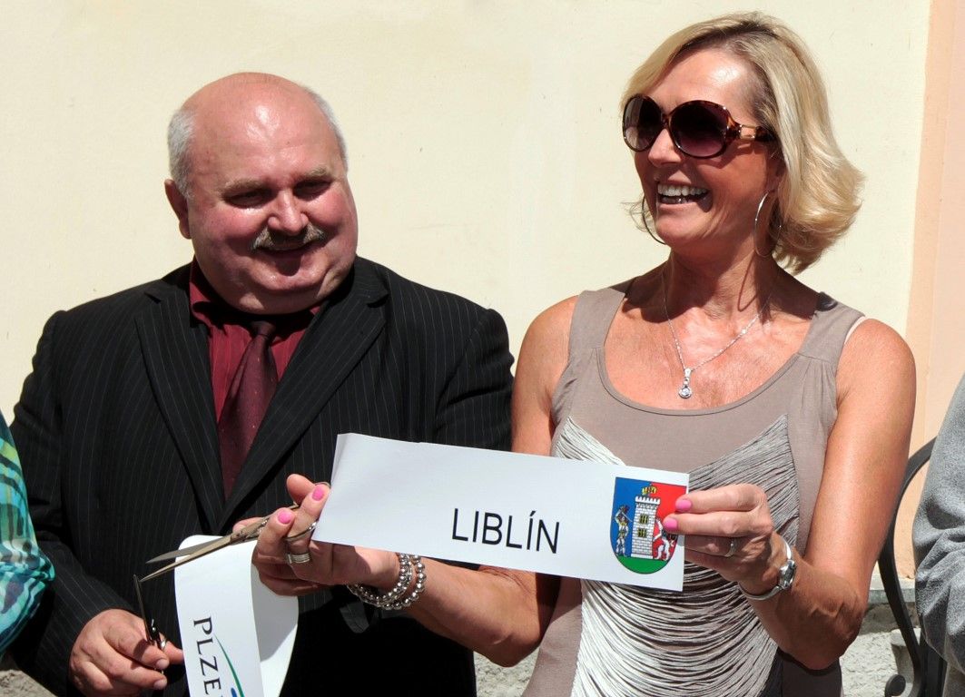 obrázek: Hejtman a zpěvačka Helena Vondráčková slavili v Liblíně