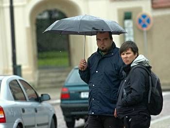 obrázek: Hitem letošního deštivého léta jsou holínky a pláštěnky