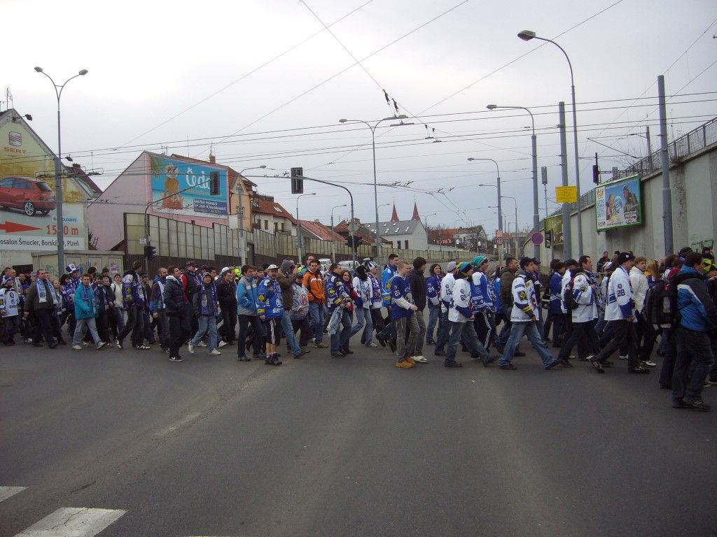 obrázek: Hokejoví fanoušci v Plzni protestovali v klidu