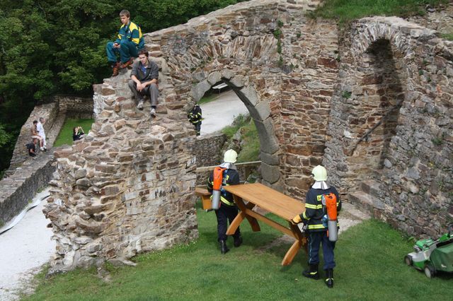 obrázek: Hrad Velhartice v pondělí cvičně hořel